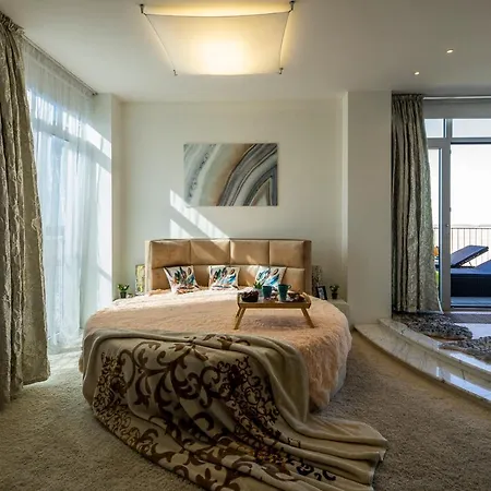 Skyhouse Private Penthouse And Apartamento Riga